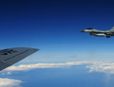 Μεγάλη άσκηση ΠΑ και USAF: Αμερικανικό KC-135 ανεφοδίασε 22 ελληνικά F-16 πάνω από το Αιγαίο (βίντεο)